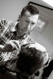 coiffeur homme tournai concentré avec ciseaux