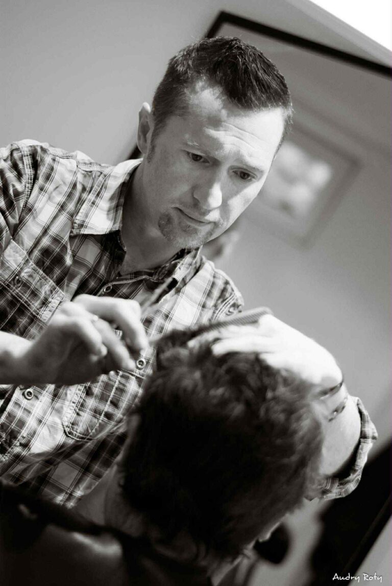 coiffeur homme tournai concentré avec ciseaux