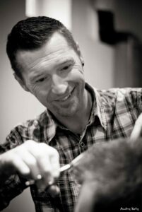 coiffeur homme tournai souriant avec ciseaux