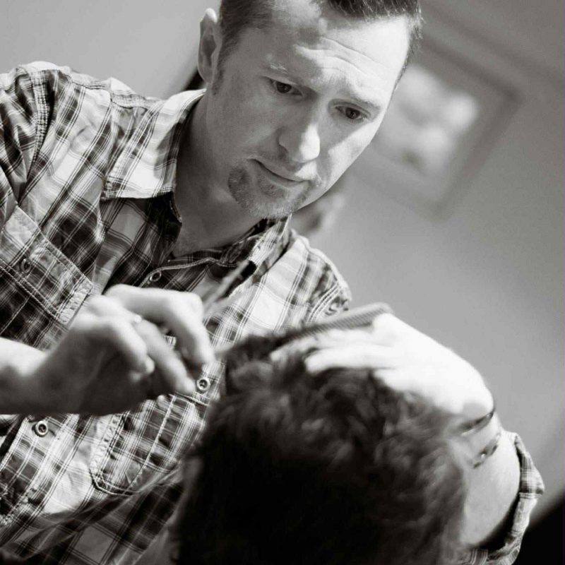 coiffeur homme tournai concentré avec ciseaux
